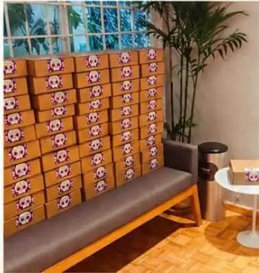 Cajas personalizadas apiladas en una oficina