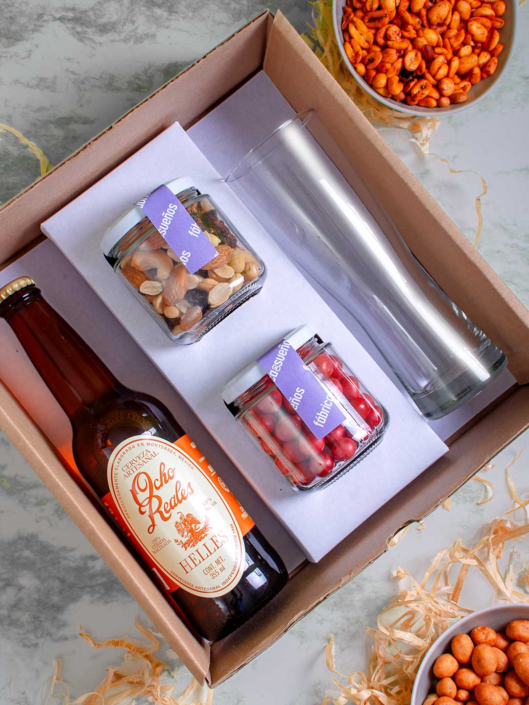Caja de cervezas y botanas