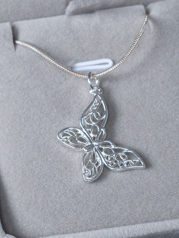 Collar y dije en forma de mariposa perforada