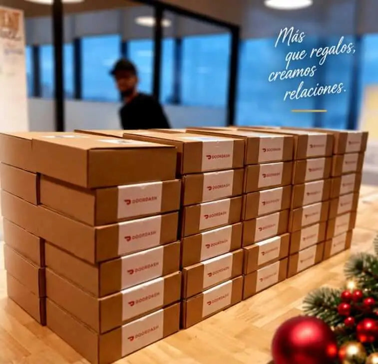 Decenas de cajas apiladas listas para entrega corporativa