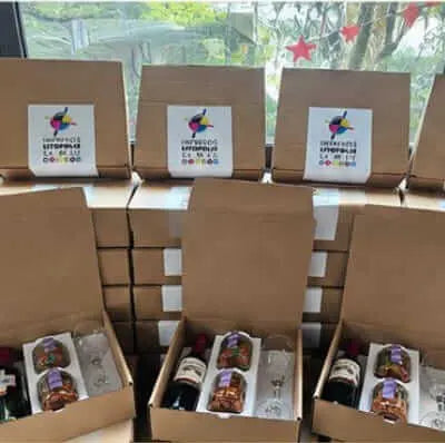 Kits de vino abiertos durante el armado de un pedido
